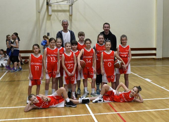 Jaunās basketbolistes pārbauda savus spēkus turnīrā