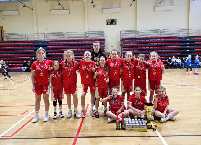 Basketbolistes no Cēsīm atgriežas ar kausu