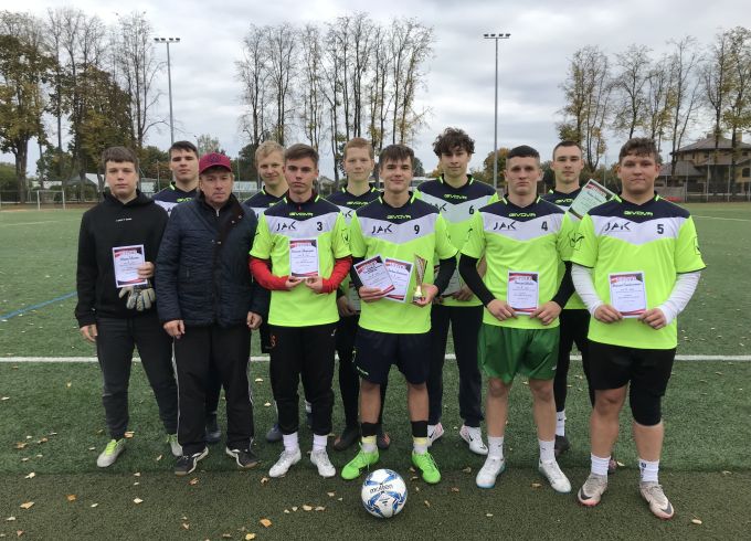 Futbolā spēkiem mērojas lielo skolu vecākās grupas