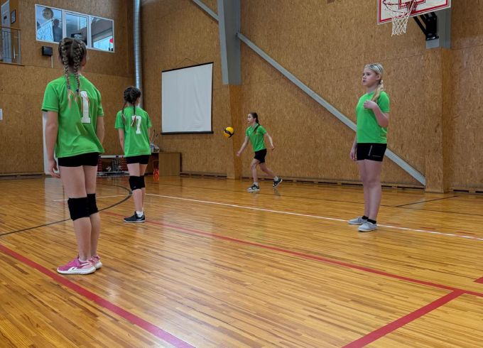 Ar jaunāko klašu sacensībām noslēgušās skolu sacensības volejbolā