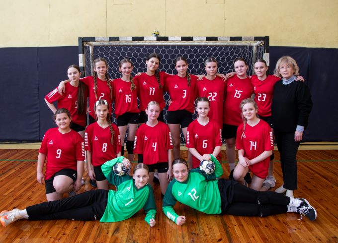 U13 meitenes aizvada Latvijas Jaunatnes handbola čempionāta sabraukumu Salaspilī