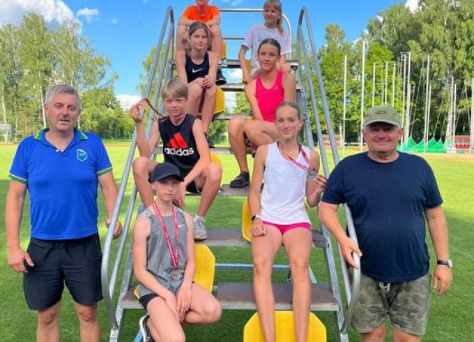 Arī U14 grupas vieglatlēti no čempionāta pārved godalgas