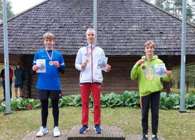 Skolu skrējēji pārbauda spēkus rudens krosā