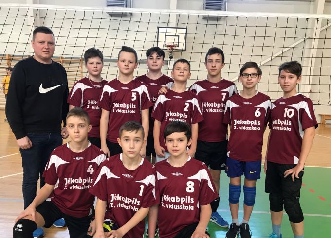 Finišē skolu sporta lielo skolu volejbols