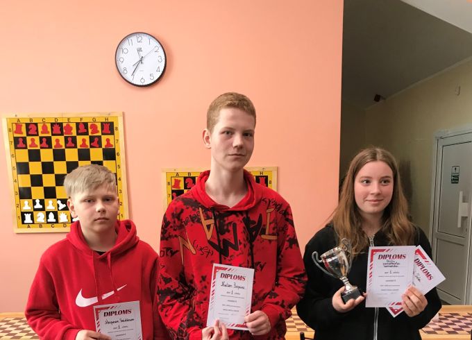 Mazo skolu grupas sacensības dambretē