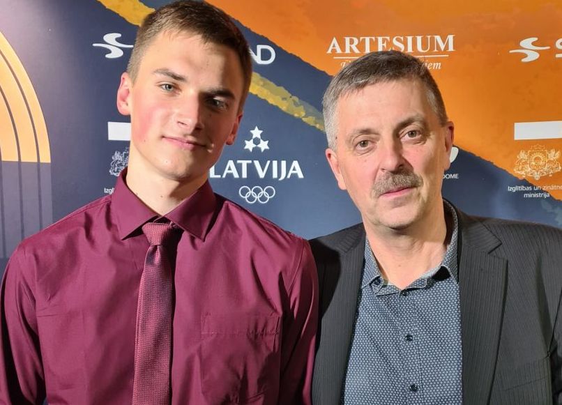 Augstlēcējs Edvarts Eglītis saņem balvu ‘’Gada U18 vieglatlēts’’