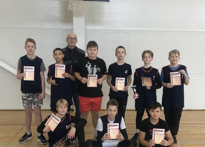 Basketbols mazo skolu grupā