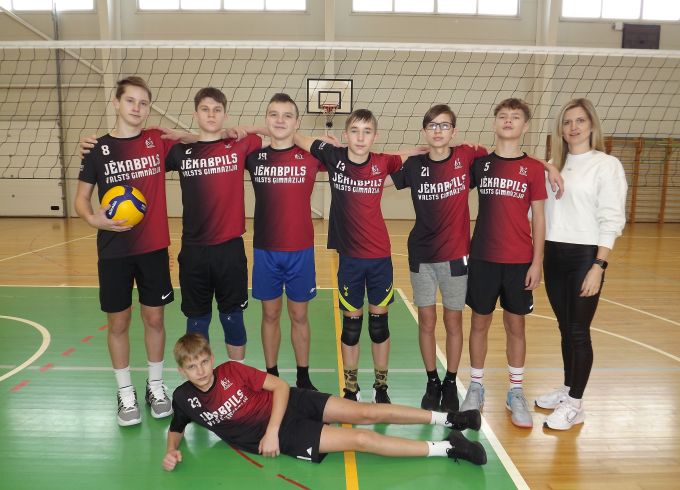 2010.-2011.gadā dzimušie zēni un meitenes tiekas volejbola cīņās