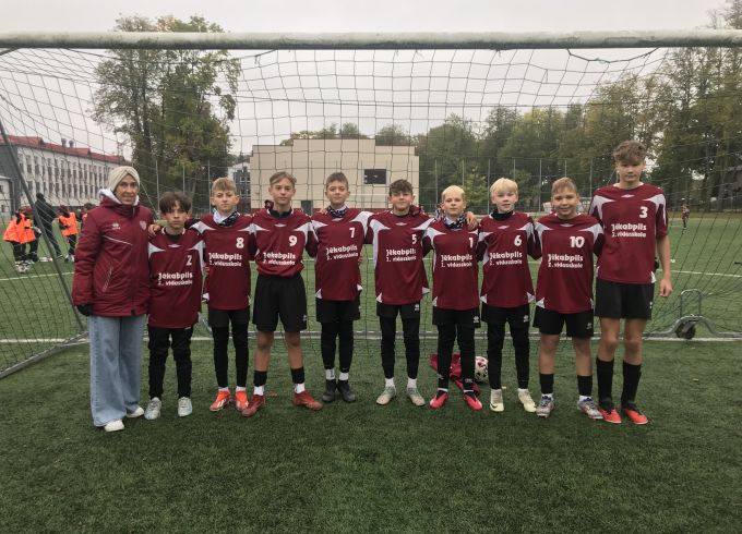 Futbolu uzsāk lielo skolu jaunākās grupas